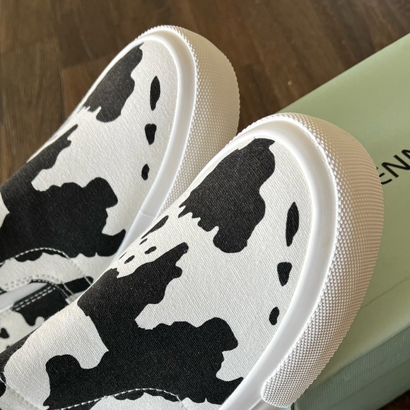 NWT BLACK & WHITE CANVAS COW PRINT SLIP ON SNEAKERS SIZE 7 - Picture 11 of 16